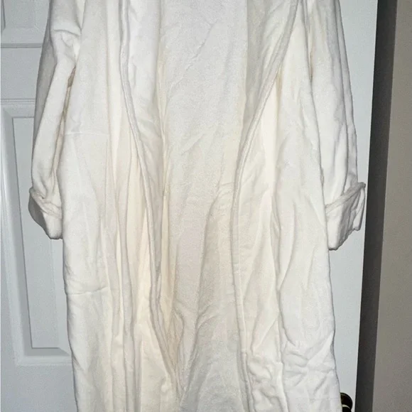 Victoria's Secret Soft White Plush Robe - Picture 3 of 3